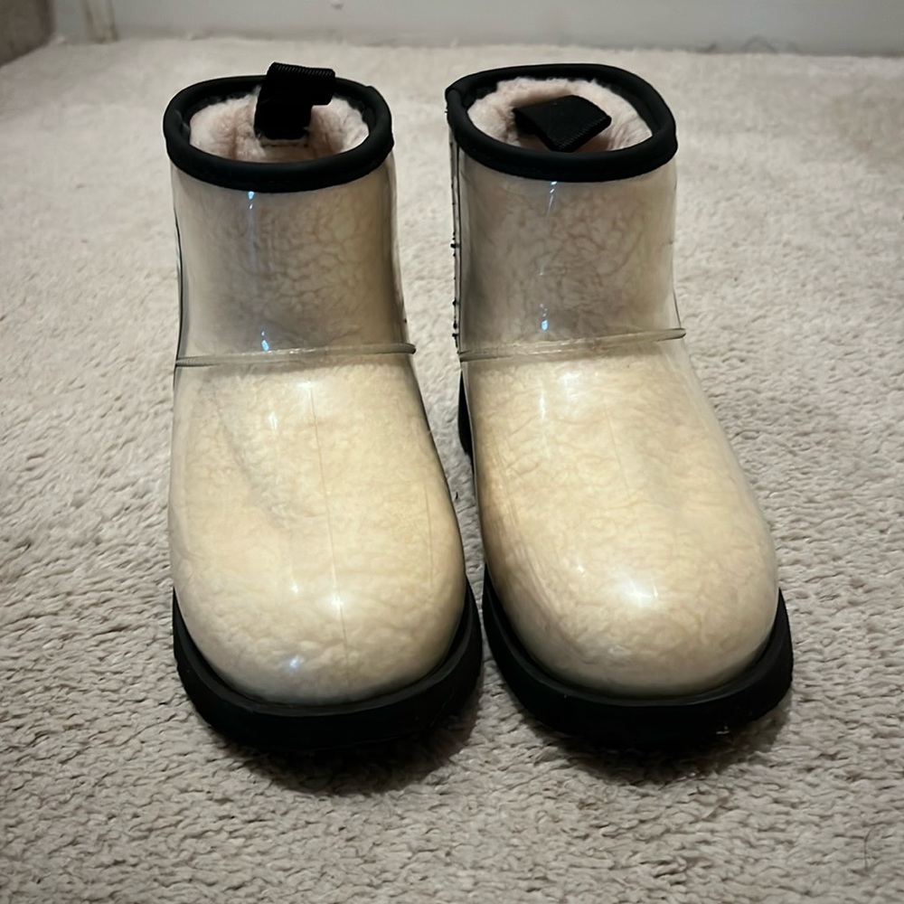 UGG beige girls boot size 4. Perfect for fall and those rain and snow days.